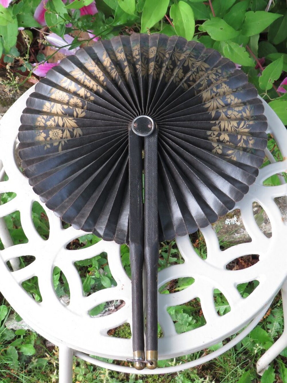 Victorian‑Era Mourning Fan – Collector‑Grade Antique Ebony Lace Folding Fan